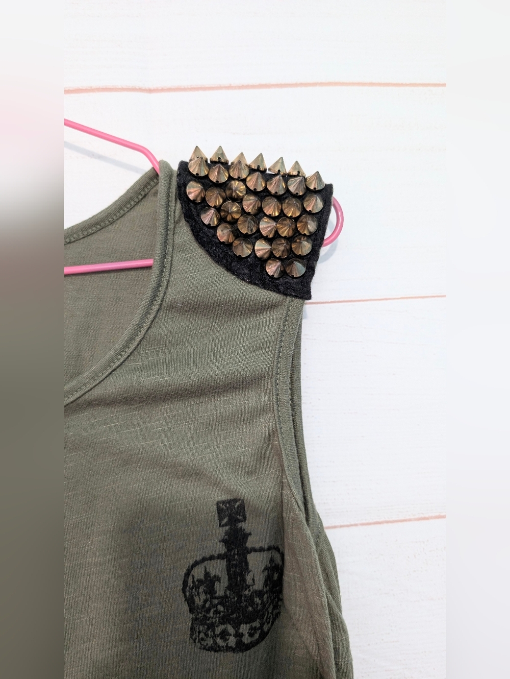 ❤️QED London Olive Green Crown-Print Studded Shoulder Tank 😲😲😲 Size Medium - Picture 4 of 6